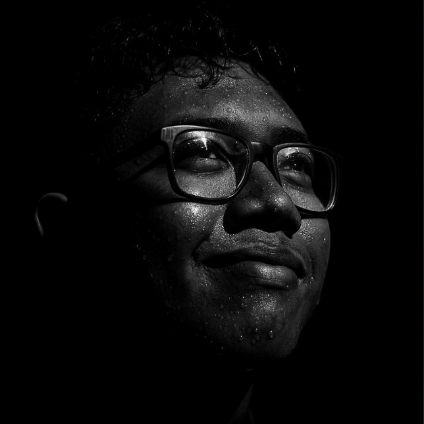 Desarrollador programando